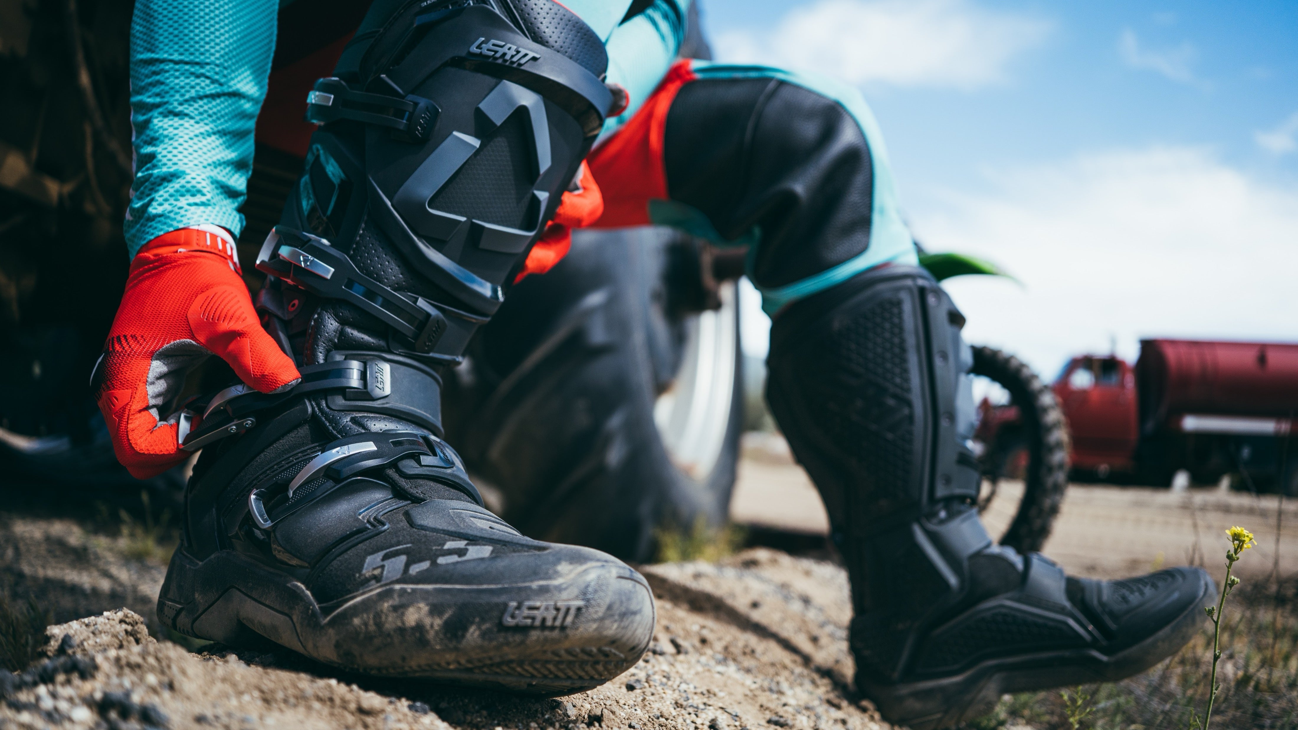Leatt Moto 5.5 Flexlock Enduro　サイズUS8 Amazon.com: Leatt Boot 5.5 FlexLock Enduro #US8/UK7/EU42